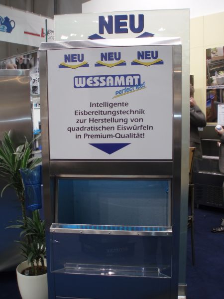 Der Prototyp des Eisbereitungssystems zur Herstellung von quadratischen Volleiswürfeln war nur eines der drei neuen Eisbereitungskonzept, die Wessamat auf der Internorga 2013 vorgestellt hat. Foto: Wessamat